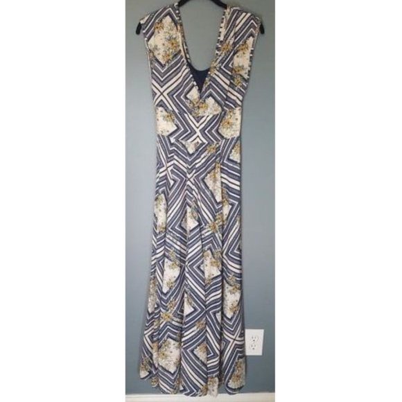 Eshakti Sleeveless Floral Dress Front Pockets - Picture 2 of 6